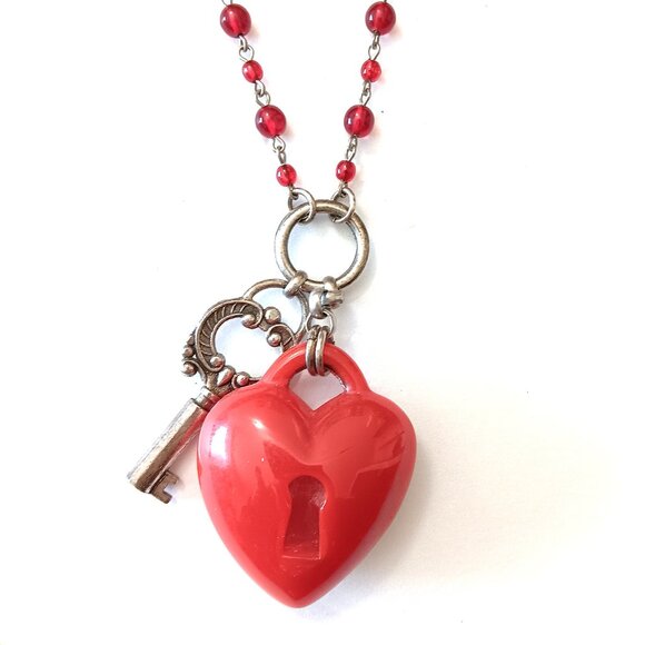Vintage Classic Hardware Red Beaded Heart & Key Necklace - Picture 3 of 5
